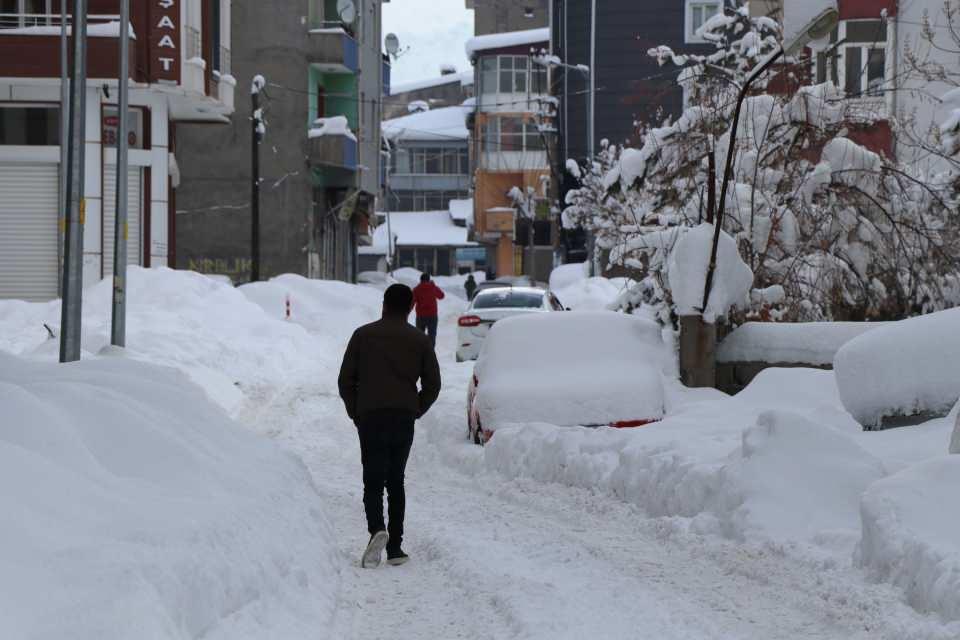<p>Vali ve Büyükşehir Belediye Başkan Vekili Mehmet Emin Bilmez, Van'da son 26 yılın kar kalınlığı rekorunun kırıldığını söyledi. </p>
