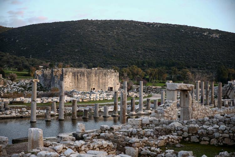 <p>M.Ö. 1. yüzyılın ortalarında 23 kentten oluşan Likya Birliği'nin, Teke Yarımadasında Fethiye'den Antalya'ya uzanan bölgede egemenlik alanının bulunduğunu ifade eden Işık, Likyalıların Anadolu'da kendine özgü bir kültürünün olduğunu kaydetti.</p>
