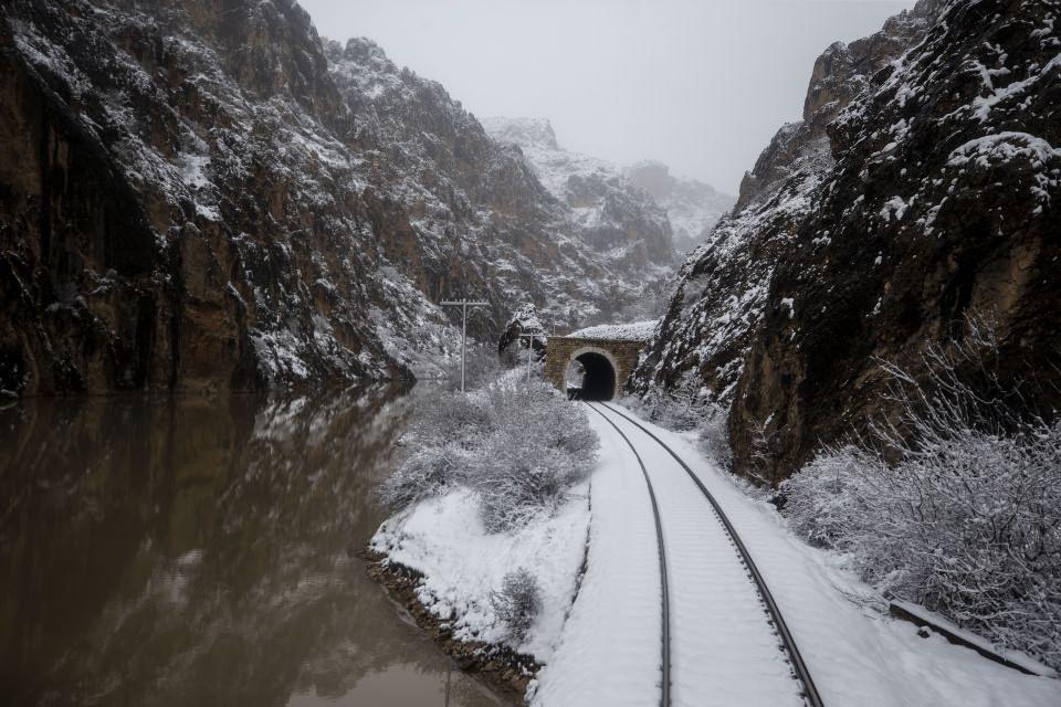 <p><strong>Trenin kalkış saatleri</strong></p>
<p>Kış aylarında Ankara-Kars-Ankara hattında her gün işleyen tren, Ankara'dan saat 15.55'te, Kars'tan 22.35'te hareket ediyor.</p>