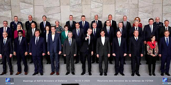 <p>Milli Savunma Bakanı Hulusi Akar, NATO Savunma Bakanları Toplantısı kapsamında gerçekleştirilen "Harekat ve Misyonlar" konulu ilk oturuma katıldı, çekilen "aile fotoğrafı"nda yer aldı.</p>
<p> </p>