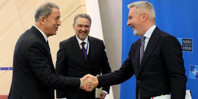 <p>NATO Savunma Bakanları Toplantısı için Brüksel’de bulunan Bakan Akar, İtalya Savunma Bakanı Lorenzo Guerini ve Polonya Savunma Bakanı Mariusz Blaszczak ile birer görüşme yaptı.</p>
<p> </p>