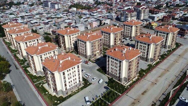 <p>Konut satışlarında, İstanbul 21 bin 251 konut satışı ve yüzde 18,7 ile en yüksek paya sahip oldu. Satış sayılarına göre İstanbul'u, 11 bin 989 konut satışı ve yüzde 10,6 pay ile Ankara, 7 bin 212 konut satışı ve yüzde 6,3 pay ile İzmir izledi. Konut satış sayısının düşük olduğu iller sırasıyla 7 konut ile Hakkari, 11 konut ile Ardahan ve 38 konut ile Bayburt oldu.</p>

<p> </p>
