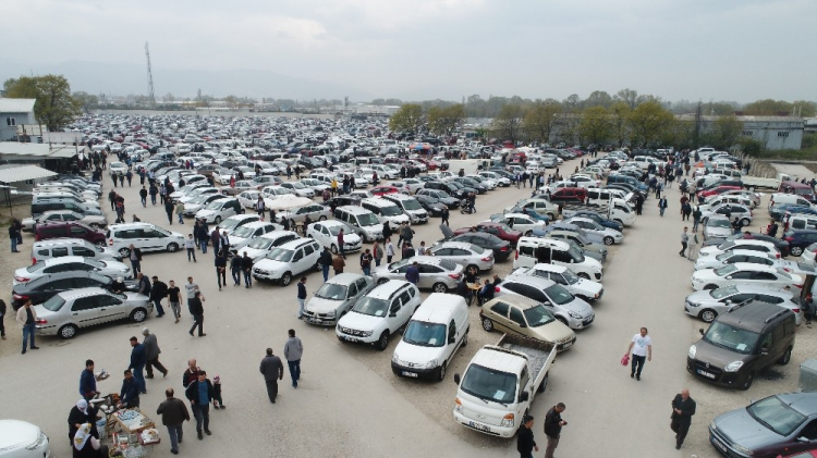 <p><strong>Otomobilde 'al-sat' dönemini bitiren çalışma</strong><br />
<br />
Öte yandan galerici esnaflarının uzun yıllardır sona ermesi için uğraştığı "al-sat" adı verilen uygulama da sona erecek. İkinci el otomobil ticaretiyle uğraşan kişiler için yetki belgesi alma süresinde değişikliğe gidildi. Ticaret Bakanlığı tarafından Resmi Gazete'de yayımlanan yönetmelik değişikliğine göre, yetki belgesi alma ya da faaliyet alanını uygun hale getirme şartları 31/08/2020 tarihine kadar uzatıldı. Yönetmeliğe göre piyasada "al-sat"çı olarak bilinen kişiler en fazla 3 araç alıp satabilecek. Kotanın dışına çıkanlara ise ağır para cezaları kesilmesi hedefleniyor.<br />
 </p>
