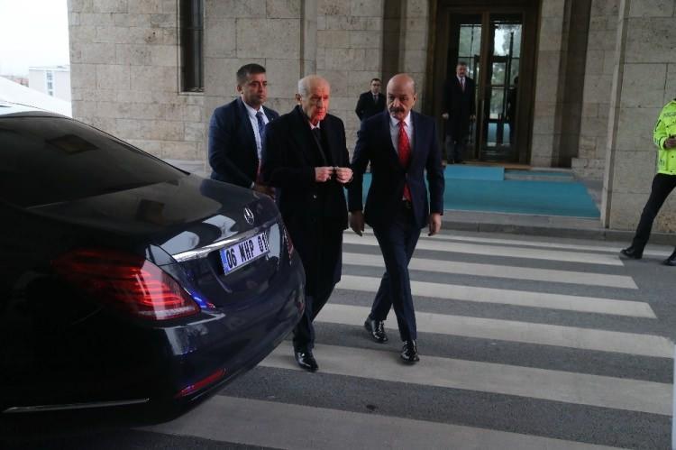 <p>MHP Genel Başkanı Devlet Bahçeli, klasik otomobillerinden birini hediye etti.</p>
