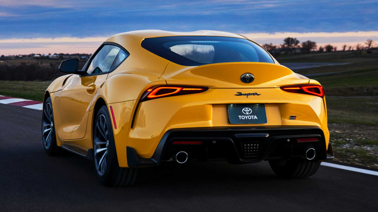 <p>2021 Supra'ların tamamı, eskiden 6.5" olan multimedya ekranı boyutunu 8.8 inçe çıkarmış. 3.0 Premium'da Güvenlik ve Teknoloji Paketi adlı opsiyonda dinamik hız sabitleyici, kör nokta uyarı sistemi, arka çapraz trafik uyarısı, park sensörleri, navigasyon, 12 hoparlörlü ses sistemi ve kablosuz Apple CarPlay bağlantısı gibi özellikle sunulacak.</p>
<p> </p>