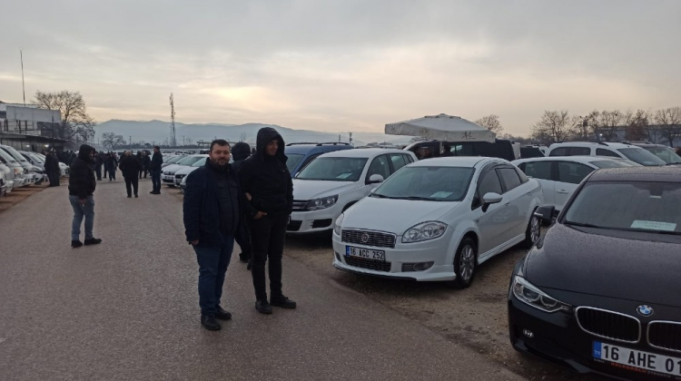 <p>Yeni yönetmelik değişikliğini değerlendiren Başkan Demir, "Şimdi bir yasa çıktı. Biz esnaflarımıza yetki belgelerini verdik. Yeterlilik belgelerini de verdik. Ağustostan sonra kesinlikle yetki belgesi olmayan noterden satış yapamayacak. Bir de 3 araba şartı var. 19 ay önce Ankara'da görüşmeler yapmıştık. Bunu bizzat gündeme getirmiştim. Onunla ilgili de 3 araba alıp sattıktan sonra devam edenlere 50 bin lira ceza verilecek. Zaten 3 araba da yok teyzesinin üzerine aldı, amcasının üzerine aldı, TC kimlik numaralarından takibi yapılacak. Onlar da cezalandırılacaktır. En azından vergisini kaçırmayacak. Burada benim esnafım vergi ödüyor, sigortasını ödüyor, işçi paralarını ödüyor, kirasını ödüyor. </p>