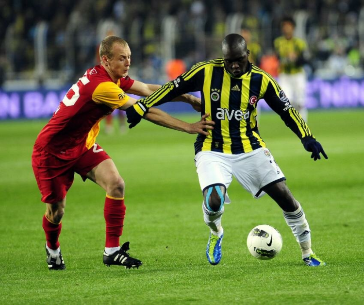 <p><span style="color:#FFD700"><strong>FENERBAHÇE BAŞLADI, GALATASARAY BİTİRDİ!</strong></span></p>
<p>17.03.2012</p>
<p>2012 yılının ilk maçında Fenerbahçe'nin sahası Şükrü Saracoğlu Stadı'nda oynanan derbiye ise atılan müthiş goller damga vurmuştu. Fenerbahçe Sow ve Alex'in jeneriklik golleriyle maçta öne geçmiş ancak Galatasaray Elmander ve Hakan Balta ile skoru 2-2'ye getirerek Arena'dan puanla ayrılmıştı.</p>
