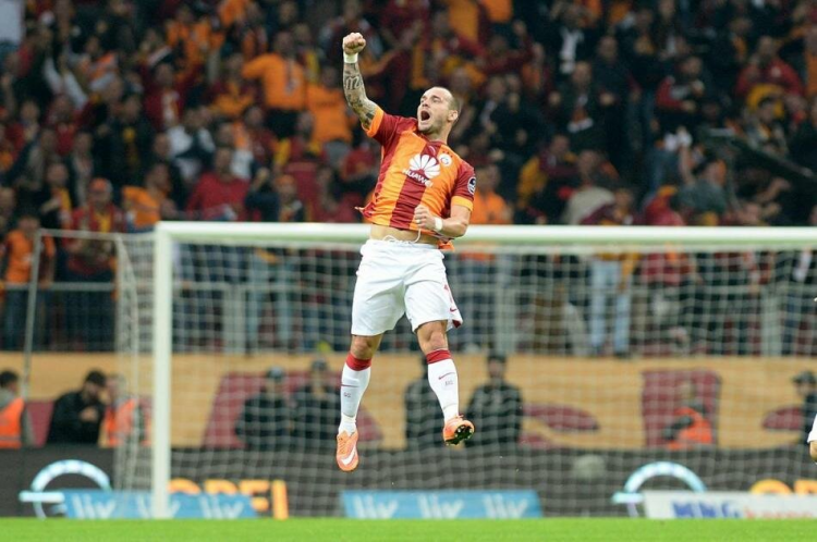 <p><span style="color:#FFD700"><strong>SNEIJDER ÖNCE SOLA, SONRA SAĞA</strong></span></p>
<p>18.10.2014</p>
<p>Derbiye Fenerbahçe iyi başladı ancak Bruno Alves'in kırmızı kartıyla görüntü değişti. Sneijder, önce uzaktan sol köşeye, daha sonra sağ köşeye vurdu, muhteşem goller atı. Alper Potuk'un golü ise sadece skorbordu belirledi.</p>