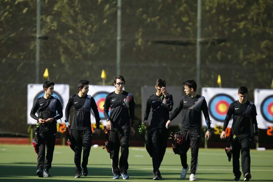 <p><strong>İngiltere Milli Takımı ile ikili kamp</strong></p>
<p>Ergin, şu anda İngiltere Milli Takımı ile ikili kamp yaptıklarını, çalışmaları 24 Şubat'a kadar sürdüreceklerini ifade etti. </p>
<p>Genel hazırlık dönemini 24 Şubat'ta noktalayıp, 29 Şubat'ta Antalya'daki 100. Yıl Okçuluk Tesisleri'nde tekrar çalışmalarını sürdüreceklerini aktaran Ergin, şunları kaydetti:</p>
<p>"Milli takımımız şu an klasik yayda 6 erkek, 6 kadın sporcudan oluşuyor. Geçtiğimiz yılı uluslararası arenada 29 madalyayla tamamladık. Sporcularımızın eksiklerini, gelişimlerini takip ediyoruz. Sporcularımızın 2020 Olimpiyatları öncesinde hem kota yarışmalarında hem de umut ediyoruz ki kotayı aldıktan sonra katılacağımız olimpiyatlarda ülkemizi en iyi şekilde temsil etmeleri için çalışmalarımız sürüyor."</p>