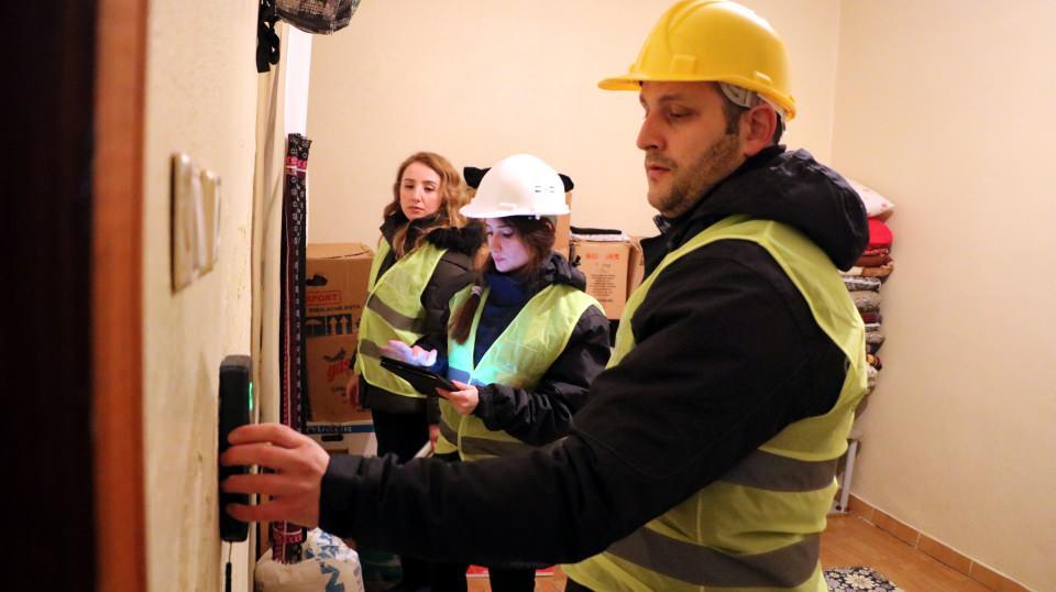 <p><strong>"Depremde psikolojik desteğin önemini iyi biliyorum"</strong></p>
<p>Üsü, deprem bölgesinde çocukları görünce çok etkilendiğini söyleyerek yaşadıklarının hafızasında canlandığını vurgulayarak şunları kaydetti:</p>