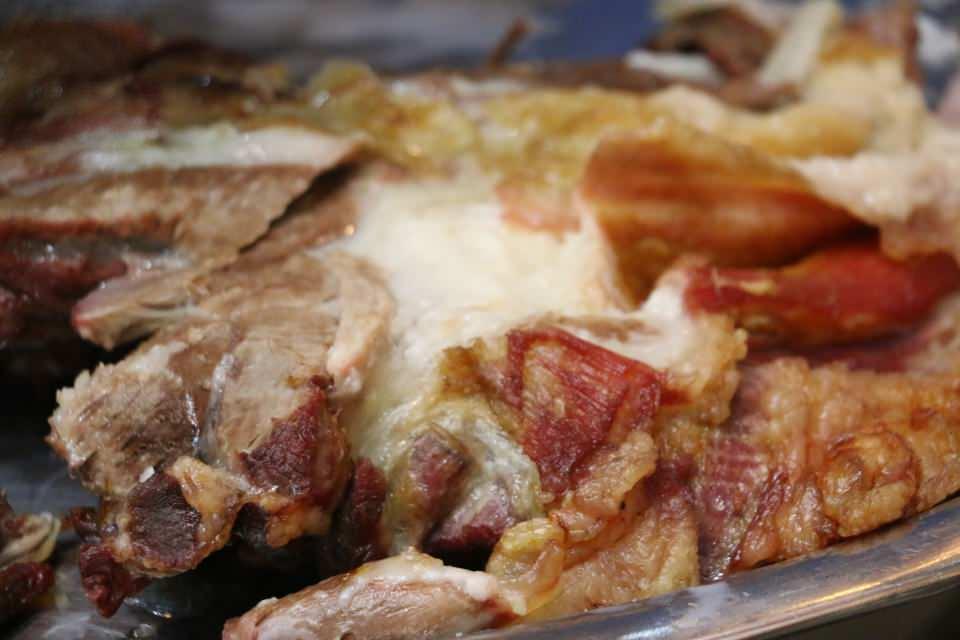 <p>Sabah büryan yemek için lokantaya gelen kent sakinlerinden Nimetullah Sevgili, AA muhabirine, eskiden beri kahvaltı niyetine yenilen bu kebabın artık ilde öğlen yemeğinde de tercih edildiğini söyledi.</p>

<p> </p>
