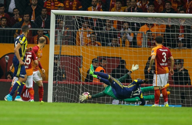 <p><span style="color:#FFD700"><strong>JOSEF'İN SON DAKİKA GOLÜ</strong></span></p>

<p>23.04.2017</p>

<p>TT Arena'da Fenerbahçe, son dakika golüyle Galatasaray'ı 1-0 mağlup etti. Fenerbahçe'nin tek golünü 90+1. dakikada Josef de Souza kaydetti. Maçın başından sonuna kadar üstün oynayan Galatasaray sahadan puansız ayrıldı.</p>
