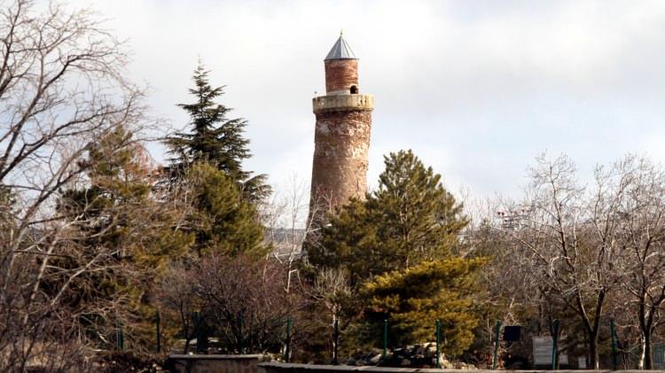 <p>Depremin ardından kentteki tarihi ve tescilli yapılarda inceleme yaptıklarını anlatan Demirdağ, şöyle konuştu:</p>
<p>"Elazığ bölgesinde tescilli 376 yapımız, eserimiz mevcut. Bu yapılarımızın bazılarında ufak çaplı hasarların olduğu yapılan incelemeler sonucu bize iletildi. Bu hasarların restorasyonu yapılarak tekrar tarihi değeriyle beraber şehrimize kazandırılacak." </p>