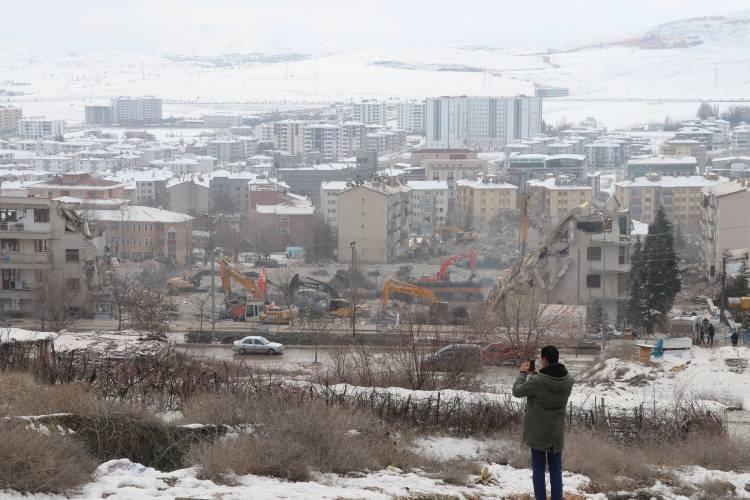 <p>Elazığ'da 180, Malatya'da da 174 teknik personel görevini sürdürüyor. 7'si merkezde biri Gezin beldesinde toplam 8 sahra hastanesinde vatandaşlara sağlık hizmeti veriliyor.</p>