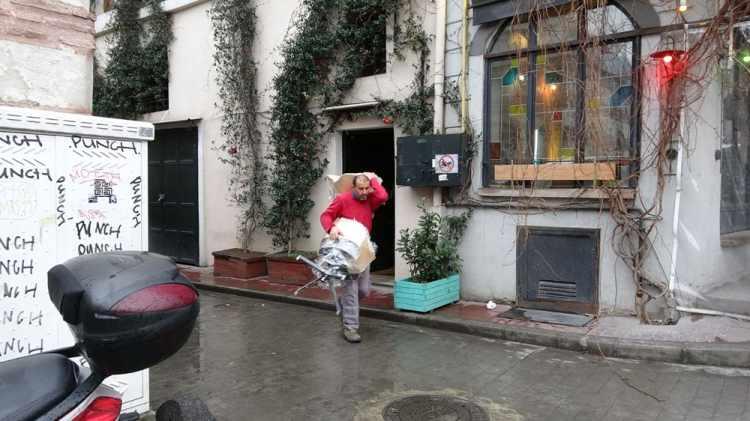 <p>ORTAK ÇALIŞTILAR<br />
James Gustaf Edward Le Mesurier'in Beyaz Baretliler olara bilinen kuruluşun kurucusu ya da yöneticisi olmadığı fakat, Beyaz Baretliler ve Le Mesurier'in kurucusu olduğu yardım vakfı Mayday Rescue'nin ilk kuruldukları dönemde ortak çalışmalar yaptıkları öğrenildi.</p>
