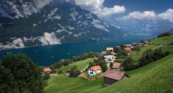 <p>Tamamen Alp Dağları’nda konumlanmış tek ülke olan Lihtenştayn yaklaşık 37 bin nüfusa ev sahipliği yapıyor. Ayrıca ülke, refah seviyesinin yüksekliği ile de biliniyor.</p>
