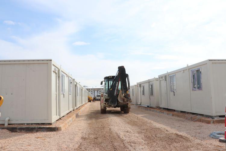 <p>Depremden etkilenen Elazığ ve Malatya'da 29 bin 934 çadır, 69 bin 834 yatak, 149 bin 899 battaniye, 43 bin 789 ısıtıcı, 29 ton 500 kilogram kömür, 245 ton odun, 2 bin 100 soba, 102 bin 72 gıda kolisi, 61 bin 200 alışveriş kartı, 105 bin 234 kıyafet, 120 bin 186 paket hijyen malzemesi ve bebek bezi dağıtıldı.</p>