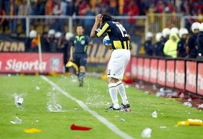 <p><span style="color:#FFD700"><strong>TARİHE NOT: SULU DERBİ</strong></span></p>

<p>Tarih 12.04.2009... Fenerbahçe şampiyonluğunu garantileyerek Ali Sami Yen'e çıkıyor. Karşılaşmanın başlaması ile Galatasaray tribünlerinden yağan su şişeleri bir anda kapalı tribünün olduğu bölgeyi kaplıyor. O bölgeye gelen her Fenerbahçelinin su yağmuruna tutulması maçın oynanmasına engel oluyor. Karşılaşma 120 dakikada ancak tamamlanabiliyor. Maçın bu kadar uzamasına ve futbolcuların oyundan bu kadar soğumasına rağmen Fenerbahçe önemli bir deplasman galibiyeti elde ediyor.</p>
