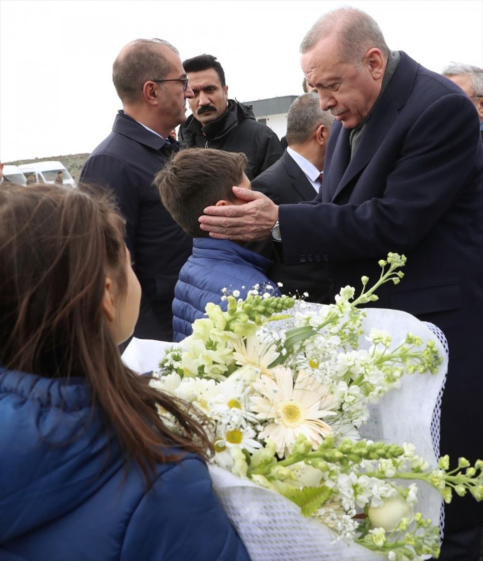<p>Cumhurbaşkanı Recep Tayyip Erdoğan, İzmir’den Çandarlı’ya ulaşımı 1,5 saatten 40 dakikaya düşüren Menemen-Aliağa-Çandarlı Otoyolu’nun açılışını gerçekleştirmek üzere İzmir’e geldi. </p>
