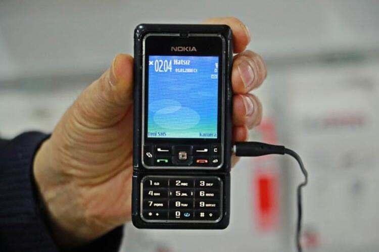 <p>Dükkana gelen vatandaşlar, bu telefonları görünce ‘Ne kadar değişik bir cep telefonu, bunu nasıl kullanmışlar’ şeklinde tebessümle tepki veriyor.</p>
<ul>
</ul>