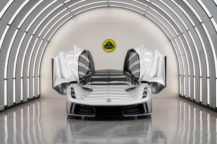 Lotus'un elektrikli hiper otomobili Evija tanıtıldı