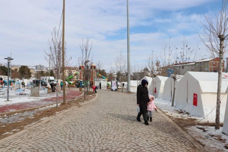 <p>Eşyalarını yerleştirmek için uygun depo bulmakta zorlanan vatandaşlara ilk etapta Organize Sanayi Bölgesi'nde bulunan Devlet Malzeme Ofisine ait depo tahsis edildi. Bu kapsamda 144 hanenin eşyasının eve taşınma, 27 hanenin eşyasının da depoya taşınma işlemi tamamlandı.</p>