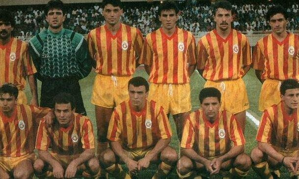 <p><span style="color:#FFD700"><strong>MUSTAFA DENİZLİ VE GUUS HIDDINK</strong></span></p>

<p>1990 / Mustafa Denizli'nin Galatasaray'ı ve Hiddink'in Fenerbahçe'si Köln'de karşı karşıya... Mustafa Denizli ise takımına güveniyor. Derbiyi ilk kez bir özel televizyonun sunacak olması maçı daha anlamlı kılıyor. Henüz "uydu" kültürü olmayan Türk futbol seyircisi bu maçta hazırlıksız yakalanıyor ve taraftarların büyük çoğunluğu Mustafa Yücedağ'ın 2 golünü çay bahçelerinde, lokantalarda, kahvehanelerde izlemek zorunda kalıyor.</p>
