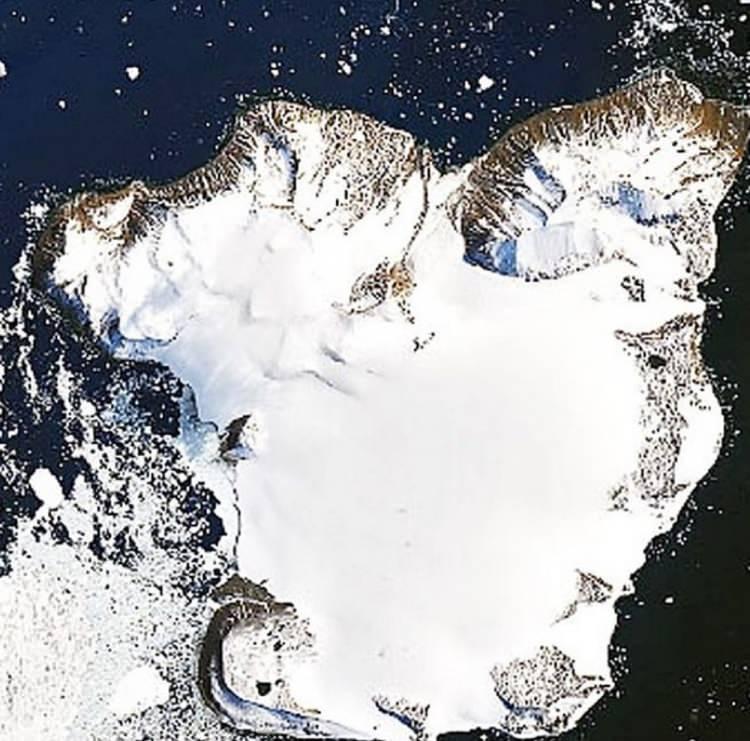 <p>Amerikan Havacılık ve Uzay Dairesi (NASA), uyduları kutup bölgesinde bulunan Eagle Adası'nda yaşanan değişimi uydu fotoğrafları ile gözler önüne serdi.</p>

<p>Geçtiğimiz günlerde sıcaklığın ilk defa 20 santigrat dereceyi aştı kutup bölgesinde buzul erimesi hız kazanmış durumda.</p>

<p>Bölgedeki değişim NASA'nın yörüngedeki uyduları çektiği kareler ile net bir şekilde gözler önüne serildi. </p>

<p> </p>
