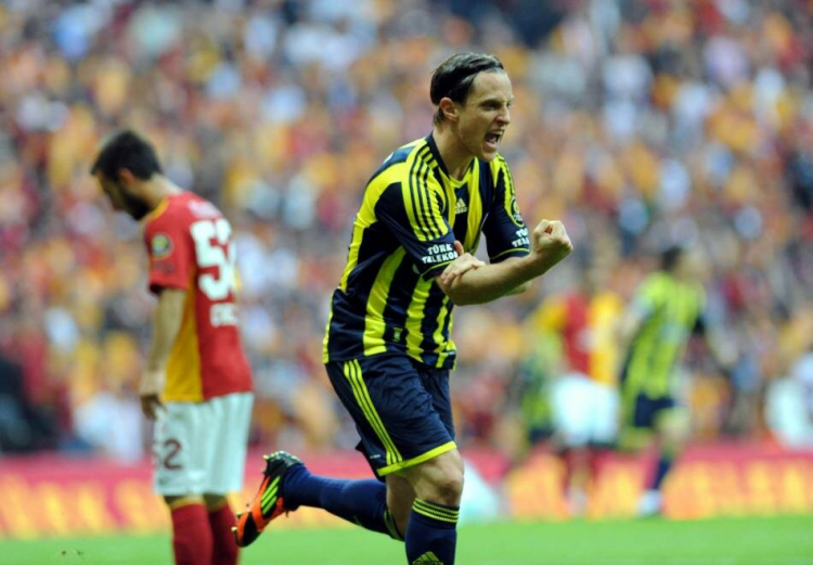 <p><span style="color:#FFD700"><strong>SÜPER FİNAL = DAHA ÇOK DERBİ</strong></span></p>
<p>22.04.2012</p>
<p>Süper Final kavramının hayatımıza girmesiyle Fenerbahçe ve Galatasaray normal sezondaki maçların ardından Süper Final şampiyonluk grubunda karşı karşıya geldi. Geçtiğimiz sezon Arena'da oynanan karşılaşmayı Fenerbahçe Ziegler ve Stoch'un golleriyle kazanarak şampiyonluk için umutlanmıştı.</p>