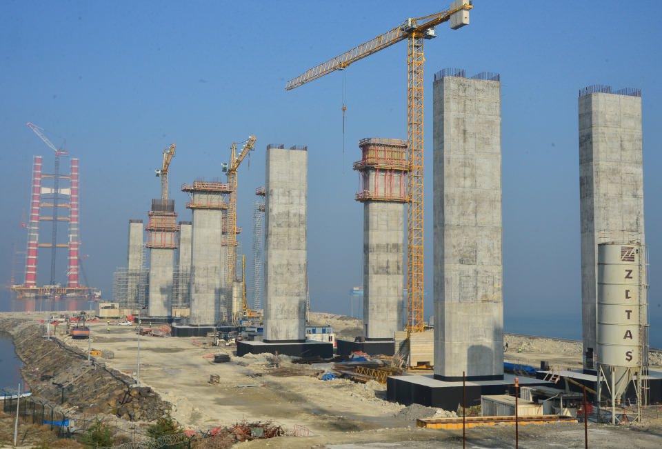 <p>Köprünün Avrupa yakasında 680 metre, Asya yakasında da 365 metre viyadük girişi bulunacak.</p>
<p> </p>