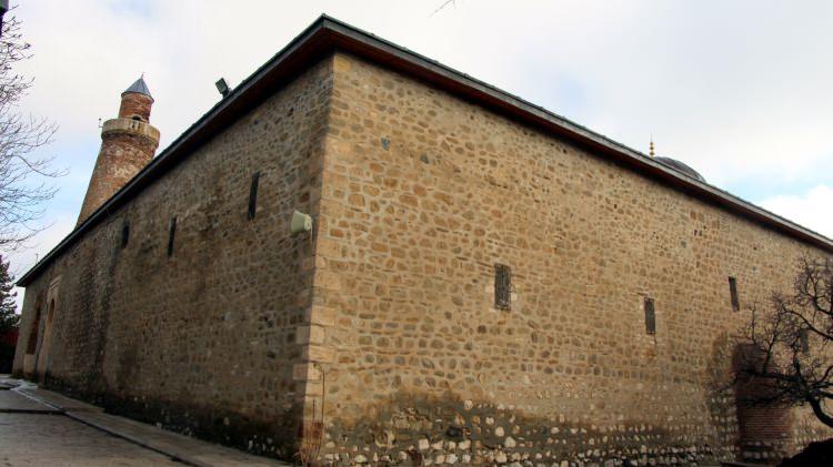 <p>- Zarar görenler onarılacak</p>
<p>Tescilli yapıların 58'inin tarihi Harput Mahallesi'nde yer aldığını bildiren Demirdağ, bu tarihi yapılardan Sarahatun Camisi, Ağa Camisi ve Kurşunlu Camisinde kılcal çatlakların olduğunu, onun dışında genel anlamda bu mahalledeki tarihi yerler, mekanlar ve kültürel varlıklarda ciddi sıkıntıların söz konusu olmadığını vurguladı.</p>