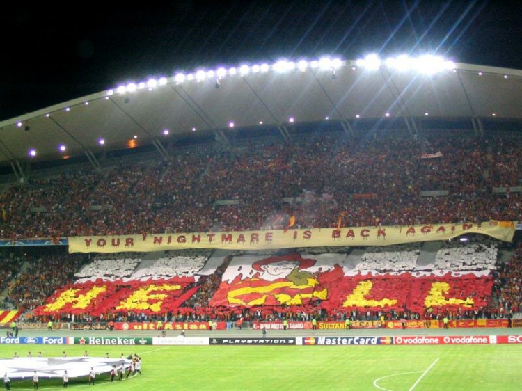 <p><span style="color:#FFD700"><strong>77 BİN KİŞİLİK FİNAL</strong></span></p>

<p>2005'te Galatasaray'ın Fenerbahçe'yi 5-1 yendiği Türkiye Kupası finalinde Atatürk Olimpiyat Stadı'nda tam 77 bin kişi vardı.</p>
