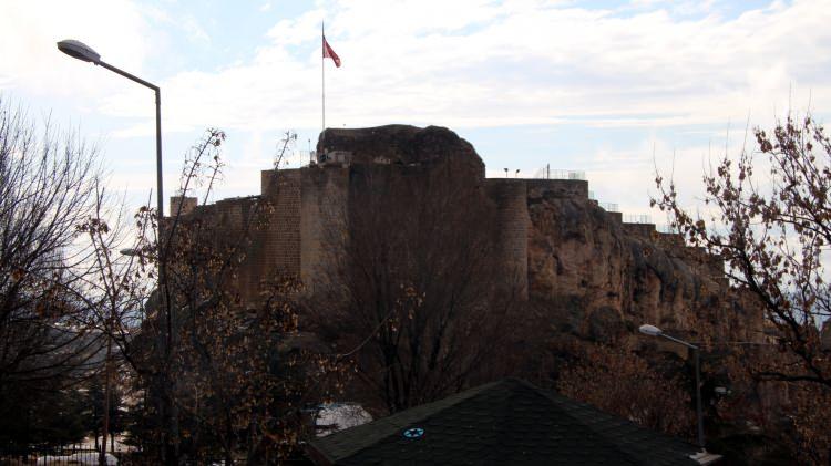 <p>Demirdağ, şöyle konuştu:</p>
<p>"Bu hasarlar tespit edilirken birçok ekiple çalıştık. Malatya Vakıflar Bölge Müdürlüğü, Diyarbakır Koruma Kurulu, Diyarbakır Rölöve ve Anıtlar Müdürlüğü, Elazığ Müze Müdürlüğü, Elazığ Rölöve ve Anıtlar Müdürlüğünden birçok ekip tarafından tarihi tescilli yapılar incelendi. Bunların raporları hazırlandı. Raporlar Diyarbakır Koruma Kurulumuza iletildi. Orada da değerlendirildi ve kurul raporları bize gelmeye başladı. Tarihi ve tescilli yapılarımızda çok ciddi hasarın olmadığı, birkaç yerde oluşan hasarın da telafisinin mümkün olduğu yönünde kararların olduğunu görmekteyiz."</p>