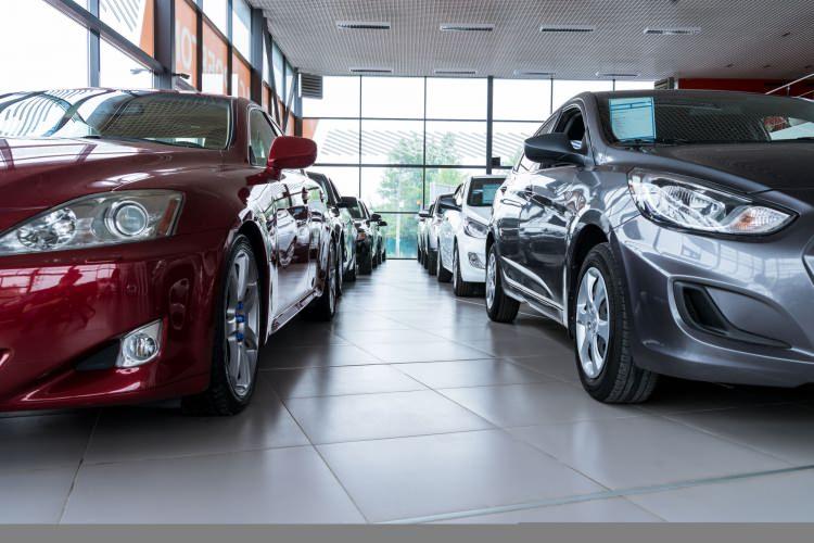 <p><strong>"Faizlerin düşüşü can suyu oldu"</strong></p>

<p>Bursa'da Citroen, Hyundai, Honda, Kia ve Mazda'nın satış ve servis hizmetini veren İnallar Otomotiv Satış Direktörü Özben Ağır, yaptığı açıklamada sektörün 2019'a kötü başladığını ancak son çeyrekte kamu bankalarının kredi kampanyalarının arz talep dengesini değiştirdiğini söyledi.</p>
