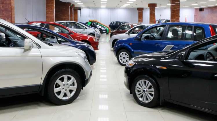 <p><strong>"2020'yi geçen yılın yüzde 20-25 üzerinde kapatırız"</strong></p>

<p>Toyota Plaza Akkoyunlu Satış Müdürü Ramazan Güleryüz de geçen yılın son 3 ayından itibaren sıfır araç satışlarındaki yoğunluğun sürdüğünü vurguladı.</p>

<p>Güleryüz, 2019'u beklentilerin üzerinde kapattıklarını ifade ederek, "Kredi kampanyaları 2020'nin ilk 3 ayında uzatıldı. Beklentimiz bunun devam etmesi. Satışlar oldukça iyi. Uzun süredir yaşamadığımız şeyleri yaşıyoruz. 2-3 aylık sıralar yazmaya başladık. Araçlar bayiye hiç gelmiyor. Daha fabrikada sac halindeyken satıyoruz." dedi.</p>

<p> </p>
