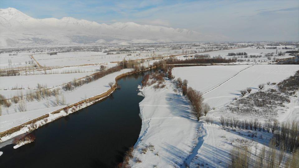 <p>Erzincan'da çevresi karla kaplanan Karasu Nehri, oluşturduğu mendereslerle görsel şölen sunuyor.</p>

<p> </p>
