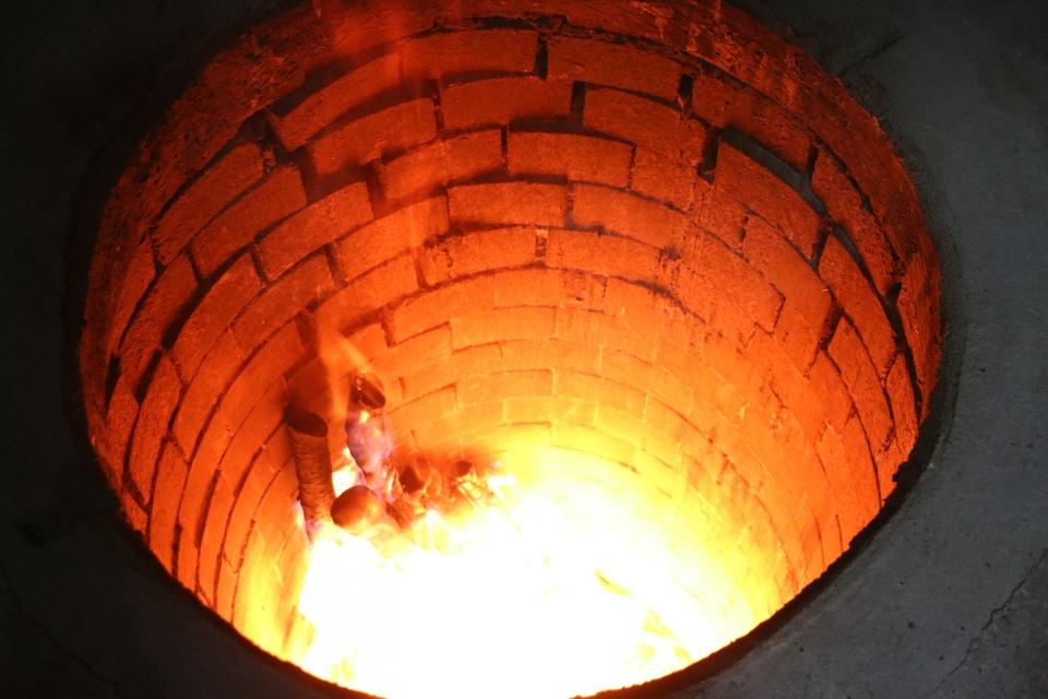 <p> Kuyuya önce bakır kazanı koyuyoruz.</p>
