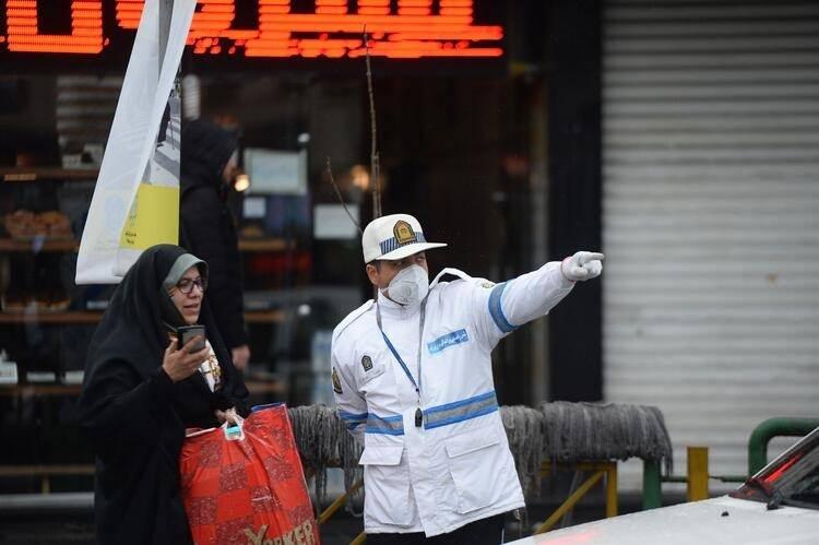 <div>"UMUMİ MEKANLARDA BİR YERE DOKUNMAMAYA ÇALIŞIYORUM" </div>

<div>Bir diğer vatandaş Zeyneb Ferabadi ise koronavirüs nedeniyle özellikle filtreli maske kullandığını ve sık sık ellerini yıkadığını ifade ederek, "Umumi mekanlarda da virüsün bulaşmaması için bir yere dokunmamaya çalışıyorum. Bu hastalıktan çok endişeliyim. Kızım için korkuyorum. Elimden gelen bu basit kurallara riayet etmektir." dedi. </div>
