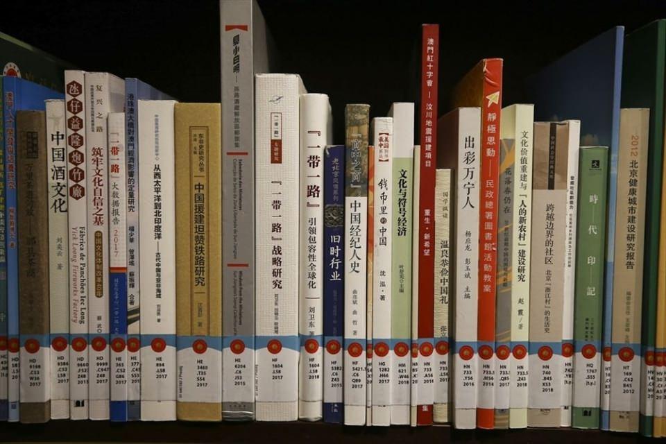 <p><strong>CUMHURBAŞKANI BAĞIŞÇILAR ARASINDA</strong></p>

<p>Kütüphanenin kitap bağışçıları arasında Cumhurbaşkanı Erdoğan, gazeteci-yazar Mehmed Şevket Eygi, edebiyat araştırmacısı ve tarihçi Prof. Dr. Abdülbaki Gölpınarlı, tarihçi Prof. Dr. İlber Ortaylı, bestekar ve ud virtüözü Cinuçen Tanrıkorur, sanat tarihi araştırmacısı Mustafa Kamil Dürüst, şair ve yazar Mustafa Şerif Onaran, yönetmen Muhsin Mete, gazeteci Ahmet Günel Elgin, eski AK Parti İstanbul Milletvekili Metin Külünk, Cumhurbaşkanı Erdoğan’ın oğlu Ahmet Burak Erdoğan, yayınevi sahipleri Saman-Hatice Helvacıoğlu, araştırmacı yazar Şefik Can, eski bakanlardan Hasan Celal Güzel, yazar Cemil Meriç, Cumhurbaşkanı Özel Kalem Müdürü Hasan Doğan ve edebiyatçı Prof. Dr. Abdurrahman Güzel'in yanı sıra çok sayıda vatandaş da bulunuyor. </p>
