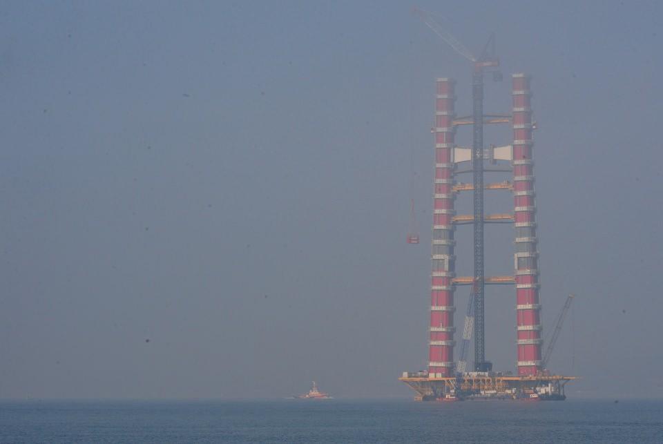<p>Köprü için 2 yaklaşım viyadüğü, 4 betonarme viyadük, 10 alt geçit köprüsü, 33 üst geçit köprüsü, 6 köprü, 43 alt geçit, 115 menfez, 12 kavşak, 4 otoyol hizmet tesisi, 2 bakım işletme merkezi, 6 ücret toplama istasyonu inşa edilecek.</p>

<p> </p>
