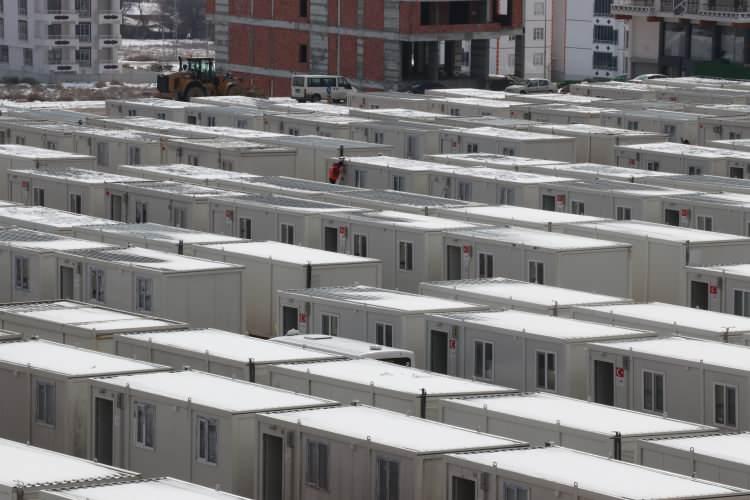 <p>Depremde Malatya'da ağır hasarlı 13, orta hasarlı 23 okul tespit edildi. Malatya'da hayırseverler tarafından 6 okul yapılması planlanıyor.</p>