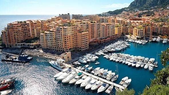 <p><strong>En küçük ikinci ülke: Monte Carlo, Monaco</strong></p>

<p>Dünyanın en küçük ikinci ülkesi olan Monako’nun kara sınırları Fransa’yla komşu durumda. Ülkenin başkenti her ne kadar Monte Ville olsa da Monako’nun en ünlü şehri Monte Carlo’dur. Bu şehir kumarhaneleriyle tanınıyor ve ülkenin en zengin şehri konumunda yer alıyor. Akdeniz’e kıyısı olan bu güzel liman ülkesinde yapılabilecek en güzel şey bir yat turuna çıkmak. Mimari olarak da güzel yapılara sahip olan Monako’da Palais Precier olarak bilinen Kraliyet Sarayı bulunmakta. Fotoğrafları süsleyecek mütevazi ama görkemli bir yapı…</p>
