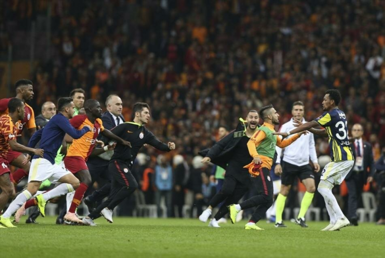 <p><span style="color:#FFD700"><strong>JAILSON, OLAYLAR VE TERİM</strong></span></p>
<p>2018-2019 sezonunun ilk yarısında TT Stadı'nda oynanan Galatasaray - Fenerbahçe derbisi unutulmaz olaylara sahne oldu. Fenerbahçe'nin 2-0 geriden gelerek 2-2'lik beraberliği yakalaması ile sonuçlanan derbiye Fenerbahçeli futbolcular ile Galatasaraylı futbolcular arasında çıkan kavga damga vurdu. Galatasaray Teknik Direktörü Fatih Terim'in de bu maçın ardından çeşitli sebeplerden dolayı 10 maçlık ceza alması da tarih sayfalarındaki yerini aldı.</p>