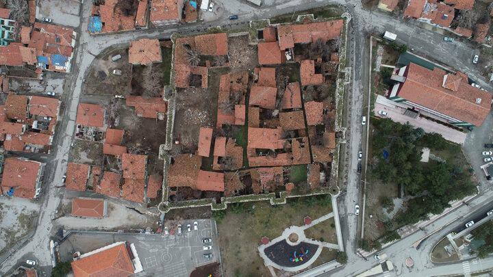 <p>Çorum Kalesi'nin turizme kazandırılmasını istediklerini belirten Yağbat, "Tarihi yapılarımızın kentimizin kültür ve turizme katkısını önemsiyoruz. Elimizdeki böyle değerlerin yapıların kazandırılmasını çok önem arz ettiğini düşünüyoruz. Özellikle bu konuya büyük önem veriyoruz. Bu anlamda Çorum Kalesi'nin hazırlanacak proje sonrasında kentimizin turizmine ve tanıtımına büyük katkı sağlayacağını bir çekim noktası olacağına inanıyoruz" diye konuştu.</p>
<p> </p>