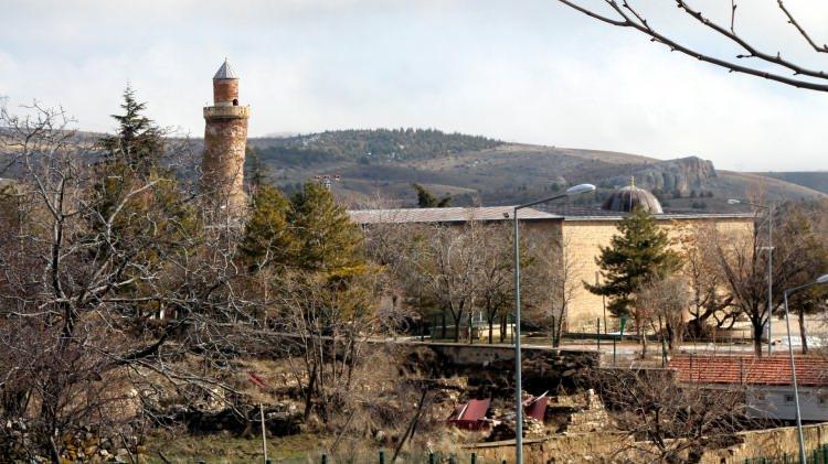 <p>İl Kültür ve Turizm Müdürü Ahmet Demirdağ, AA muhabirine yaptığı açıklamada, 24 Ocak'ta meydana gelen depremde kentteki birçok yapının zarar gördüğünü söyledi.</p>