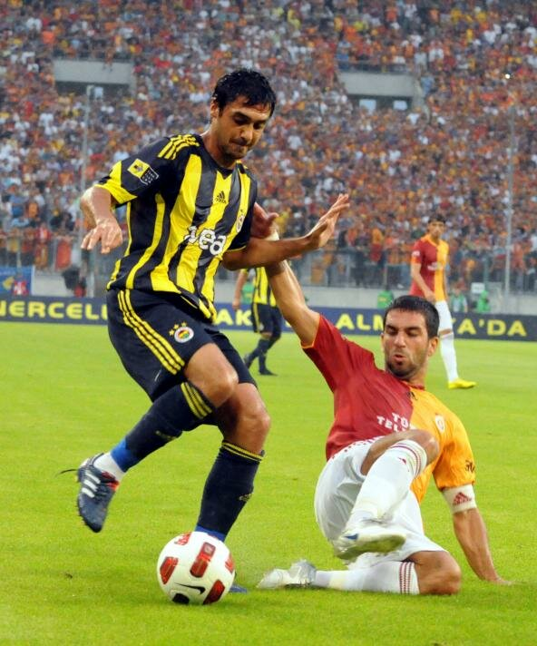 <p><span style="color:#FFD700"><strong>İLK KEZ ALMANYA'DA DERBİ!</strong></span></p>
<p>21.07.2010</p>
<p>TFF'nin önerisiyle tarihte ilk kez sezon öncesinde iki takım Almanya'da düzenlenen hazırlık maçında karşı karşıya geldi. Mücadelede Fenerbahçe'de Selçuk Şahin kırmızı kart görse de Andre Santos sarı lacivertli ekibe galibiyeti getiren golü kaydetmişti.</p>