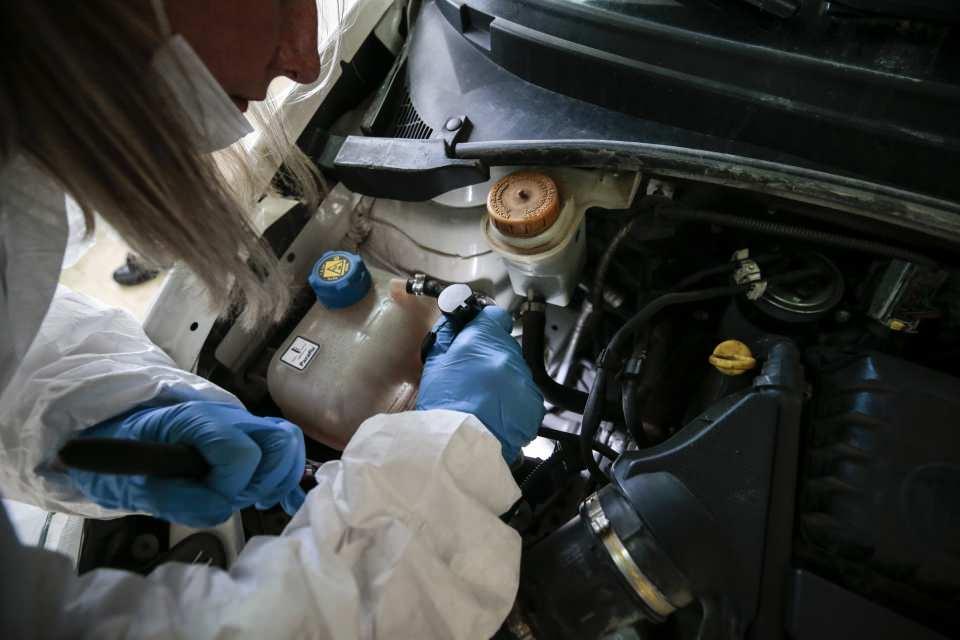 <p>Suç örgütlerinin, ağır hasarlı ve trafiğe çıkamayacak araçların motor şasi numaralarını, aynı marka, model, renk ve tipte olup çalınan veya hak mahrumiyeti bulunan araçlara aktardıklarını belirten Ören, "Bunu farklı yöntemlerle yapıyorlar. </p>

<p> </p>
