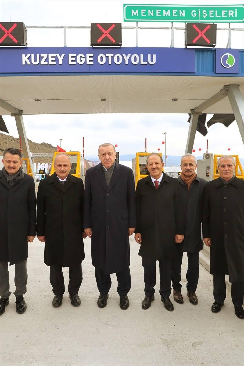 <p><strong>"Gördes Barajı ile İzmir’i suya kavuşturduk"</strong><br />
<br />
Erdoğan, "İZBAN'ı şehrimizi kazandırdık mı? Kemalpaşa Organize Sanayi Bölgesine demir yolu bağlantısını kurduk mu? İzmir-Ankara Yüksek Hızlı Treninin yapımı devam ediyor. İçinde otoyol ve raylı sistemlerin olduğu İzmir Körfez Geçişi projesinin etüt projesi tamamlandı, imar çalışmaları sürüyor. </p>
