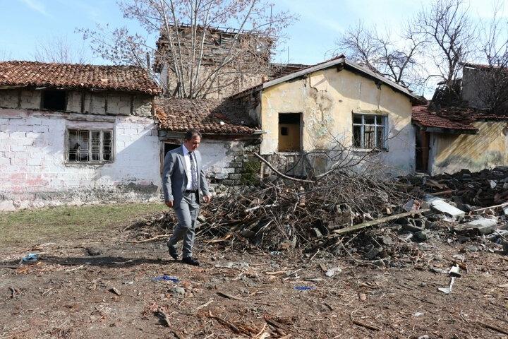 <p>Kare planlı olan kalede, yapı malzemesi olarak kesme taş, moloz taş ve Roma-Bizans dönemlerine ait devşirme taşlar da kullanıldı. </p>