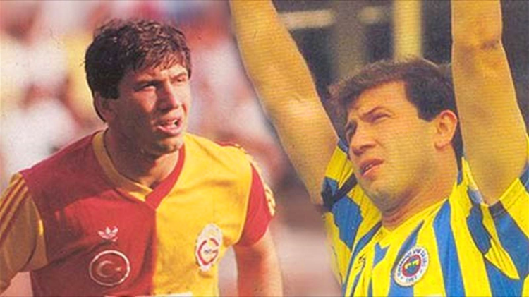 <p><span style="color:#FFD700"><strong>TANJU ÇOLAK ALİ SAMİ YEN'DE</strong></span></p>

<p>1991 yılında Tanju Çolak, Fenerbahçe formasıyla ve bir lig maçında ilk kez Ali Sami Yen'dedir. Galatasaray taraftarının büyük tepki gösterdiği Tanju Çolak, o gün attığı iki golle sarı-kırmızılı taraftarları selamlar.</p>
